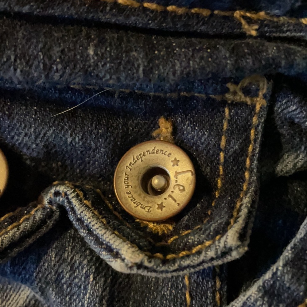 Gently used L.e.i jeans with detailed back pockets - Picture 2 of 4